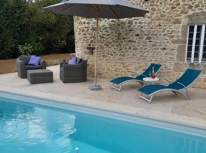 Feriehus La Petite Maison Bleue Avec Piscine Loubejac
